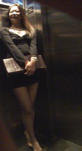 灰丝少妇，一路跟拍进电梯
