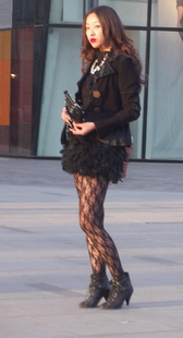 街拍在等人的美女，黑丝袜很特别