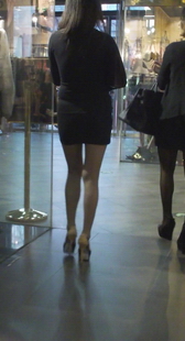 街拍两个丝袜贵妇