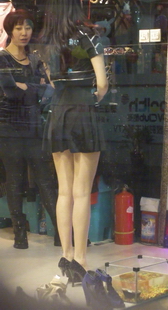 街拍试衣服的美女，腿很长很美