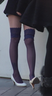 街拍两个丝袜妹妹，抽烟，小腿上还有纹身