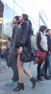 拍一对在路边休息的小情侣