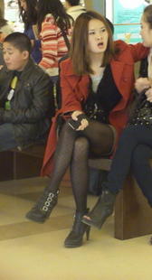 街拍黑色网格丝袜美眉