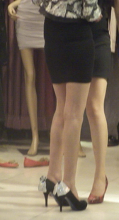 街拍在衣服店试衣服的美女