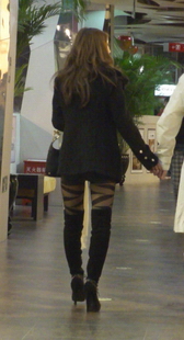 街拍时尚美眉，长靴加时尚丝袜