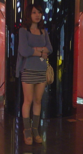 打扮时尚可爱的小妹妹