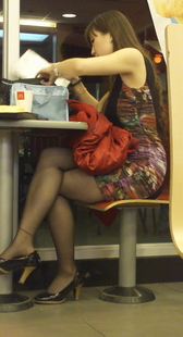 街拍包臀黑丝少妇