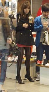 街拍买鞋子的个性丝袜美女