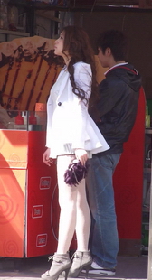 街拍一身白色打扮的年轻美女