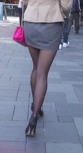 街拍一个小贵妇，气质很好的黑丝MM