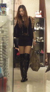 长距离街拍一豹纹控美女