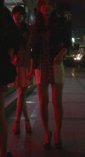 跟拍几个漂亮时尚的美腿mm