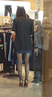 街拍苗条的跟高黑丝美女