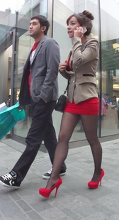 街拍红衣黑丝MM