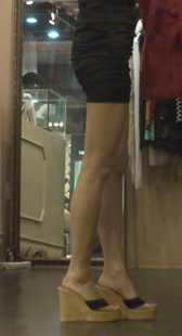 在试衣服的中年妇女