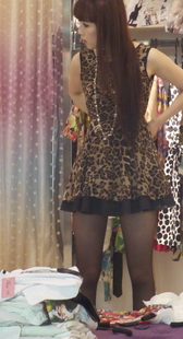街拍在试衣服的豹纹控黑丝美女