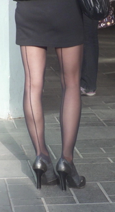 长得漂亮的黑丝美女