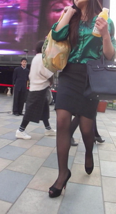 街拍两个黑丝袜中年MM