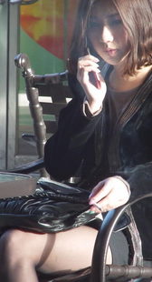 街拍叼着烟打电话的丝袜美女