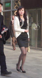 街拍闪亮灰丝气质美女
