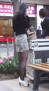 街拍黑丝美女，斑马纹短裙
