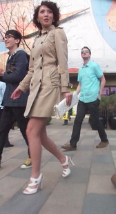 街拍时尚的红丝美腿MM