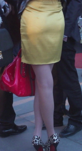 街拍两个漂亮美女，美腿高跟