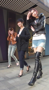 街拍一长靴牛仔裙美女