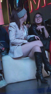 街拍长靴美腿时尚美女的坐姿