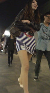 街拍条纹包臀裙肉丝MM