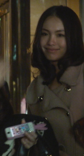 街拍时尚黑丝美女街上玩自拍