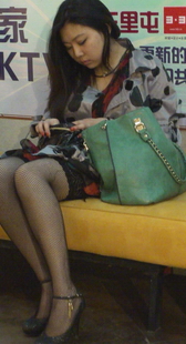 街拍时尚美眉诱惑的网袜美腿