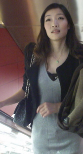 街拍黑丝美腿美女，小腿的纹身漂亮