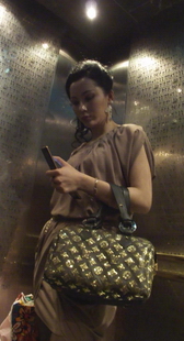 街拍穿花纹黑丝的贵妇