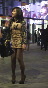 街拍花朵上衣MM诱惑的袜跟展示