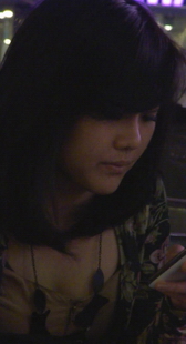 街拍花朵上衣黑丝MM的坐姿