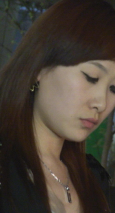 街拍高挑美女的黑丝美腿