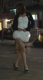 街拍坡跟凉鞋美女的美妙诱惑