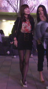 街拍夜幕中的黑丝MM