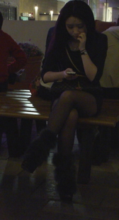 街拍左顾右盼的黑丝美女