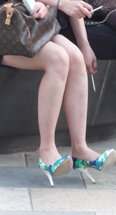 街拍极品美腿美女放纵的抽着烟