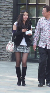 街拍时尚黑丝mm和大叔，一看就不像情侣