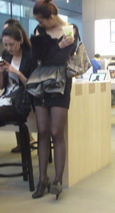 街拍包臀黑丝少妇