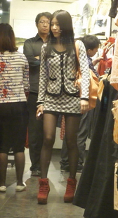 街拍女装店内的黑丝MM