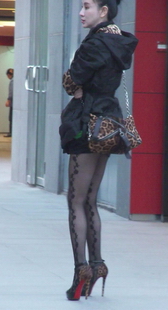 街拍苗条的花纹黑丝美女，黑丝真诱惑