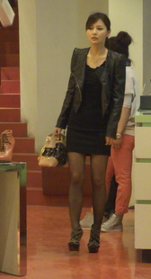 街拍漂亮的黑丝美眉，脸蛋真美