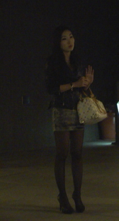 夜幕下依然看的清美女的那股骚样