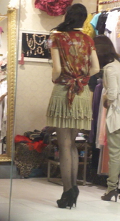 美人卷衣帘，试装现诱惑