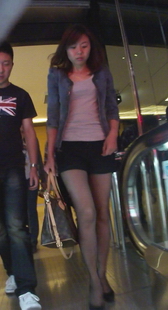 街拍一对情侣下电梯，仰视黑丝热裤美腿