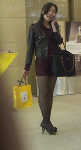 街拍鱼嘴高跟美腿美女，电话中